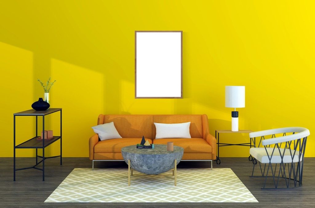 黄色い壁とオレンジのソファ