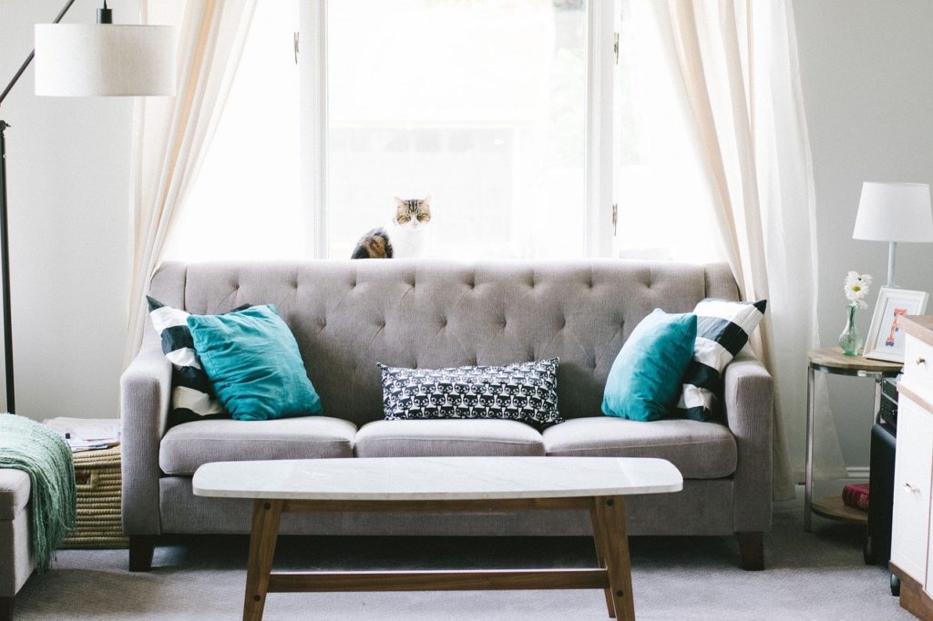 白と青を基調とした家具