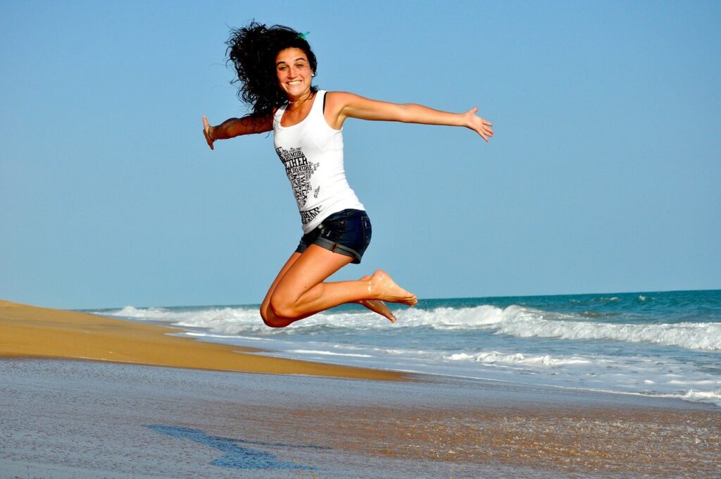 喜びをジャンプで表現する女性