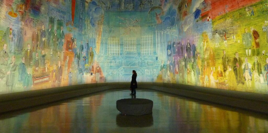 カラフルに彩られた美術館の壁